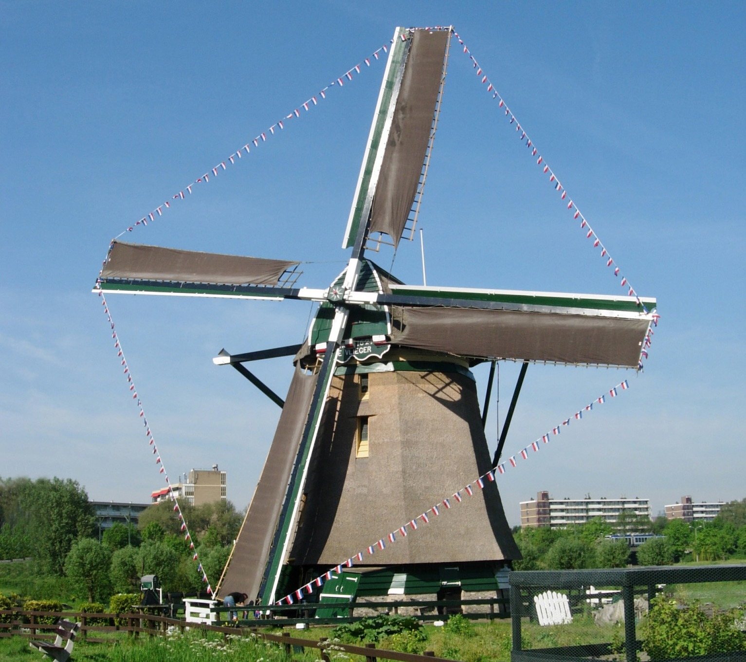 Laatste nieuws uit Leidschendam-Voorburg - Koopjes in polder Essesteijn op Koningsdag